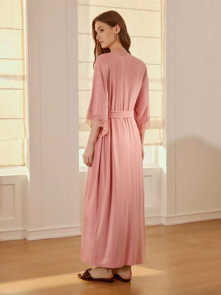 CONJUNTO DE PIJAMA COM ROBE DE RENDA CONTRASTANTE E CAMISOLA
