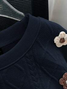 GlowEve 女士时尚纯色纹理装饰钩针 3D 花卉圆领落肩长袖开衩下摆宽松休闲运动衫 - 藏蓝色 - 查看 6