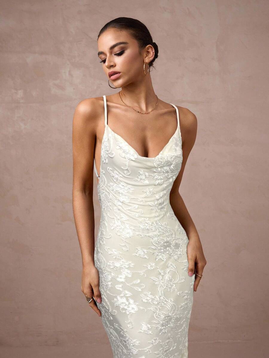 Lumalex 花卉3D丝绒吊带露背金属链装饰修身美人鱼连衣裙 - 杏色 - 查看 1