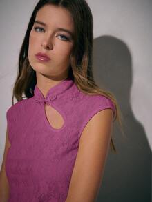 Nöista Áo kiểu mùa thu này mang vẻ ngoài tươi tắn và ngọt ngào, lấy cảm hứng từ kiểu áo sườn xám Trung Quốc hiện đại, với phom dáng ôm sát. Cổ áo đứng được trang trí bằng cúc áo, làm nổi bật nét quyến rũ truyền thống. Các đường cắt bất đối xứng tạo thêm điểm nhấn và đường nét nữ tính. Gấu áo được thuôn nhẹ và gợn sóng tự nhiên, tạo cảm giác nhẹ nhàng. - Hồng - Xem 2