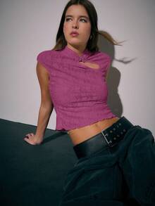 Nöista Áo kiểu mùa thu này mang vẻ ngoài tươi tắn và ngọt ngào, lấy cảm hứng từ kiểu áo sườn xám Trung Quốc hiện đại, với phom dáng ôm sát. Cổ áo đứng được trang trí bằng cúc áo, làm nổi bật nét quyến rũ truyền thống. Các đường cắt bất đối xứng tạo thêm điểm nhấn và đường nét nữ tính. Gấu áo được thuôn nhẹ và gợn sóng tự nhiên, tạo cảm giác nhẹ nhàng. - Hồng - Xem 4