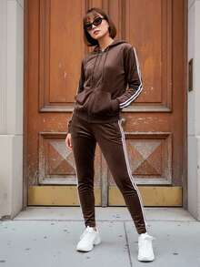 Conjunto de pants deportivo y casual para mujer, colores lisos, con líneas verticales en los laterales, tela tipo terciopelo de poliéster y spandex. pants sin bolsillos de ajuste regular con bota semi-entubada, talle de cintura natural. Sudadera deportiva, cuello redondo con capucha, silueta de ajuste regular, cierre con cremallera y bolsillos frontales tipo canguro funcionales. Muy fresco y cómodo, ideal para hacer deporte al aire libre, caminata en el parque o para ir al gimnasio. - Café integral - Ver 2