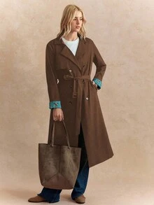 Écloséra Casaco trench coat feminino de manga comprida, estilo retrô francês, com listras azul-marinho, lapela ajustada, tecido original, fechamento na cintura com cinto, bolsos laterais e estampa de borboletas em listras contrastantes. Ideal para outono/inverno. - Castanho Café - Ver 5
