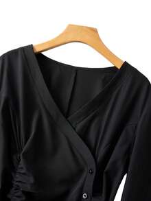 GlowEve CURVE 大码女式优雅斜领褶裥腰衬衫，简约纯色，适合春秋季休闲、外出、商务休闲及优雅场合穿着。 - 黑色 - 查看 3