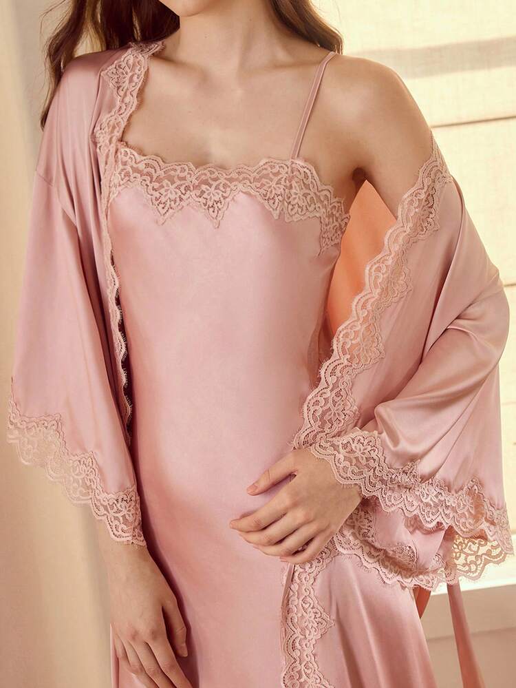 CONJUNTO DE CAMISOLA E ROUPÃO DE DORMIR COM RENDA ELEGANTE E CONTRASTANTE