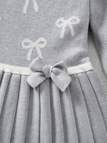SHEIN 这款女宝宝服装休闲、时尚又可爱。它采用灰色褶皱设计，饰有蝴蝶结，并搭配针织中东长袖连衣裙。面料柔软舒适，适合日常穿着，也适合户外活动、旅行、度假、居家和育儿等场合。尤其适合秋冬季节、圣诞节、开学季和各种派对。是一款百搭的秋冬季女宝宝服装。 - 灰色 - 查看 10