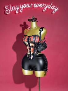 Slaydiva 2025 秋季新款万圣节生日派对宴会学院风学生日常休闲邮轮旅行病毒式街头服饰性感俱乐部 Y2K 朋克赛车字母印花铆钉撞色钩针短款上衣搭配紧身 PU 短裤侧镂空交叉带迷你短裤女款两件套 - 彩色 - 查看 12