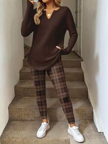 SHEIN LUNE Große Größen Lässig einfarbiges Top mit Kerbe-Ausschnitt und karierte Leggings 2 Stücke Set, Herbst