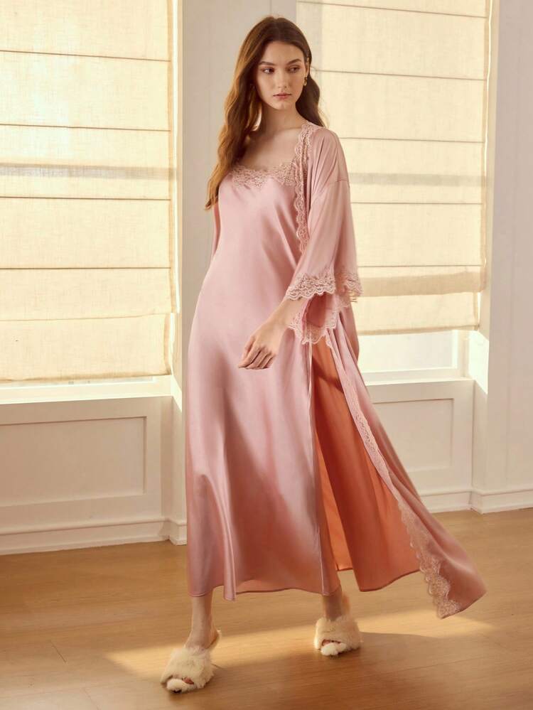 CONJUNTO DE CAMISOLA E ROUPÃO DE DORMIR COM RENDA ELEGANTE E CONTRASTANTE