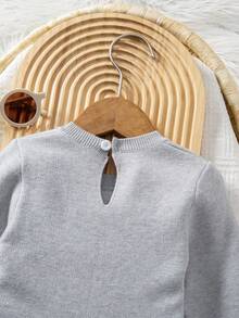 SHEIN 这款女宝宝服装休闲、时尚又可爱。它采用灰色褶皱设计，饰有蝴蝶结，并搭配针织中东长袖连衣裙。面料柔软舒适，适合日常穿着，也适合户外活动、旅行、度假、居家和育儿等场合。尤其适合秋冬季节、圣诞节、开学季和各种派对。是一款百搭的秋冬季女宝宝服装。 - 灰色 - 查看 11