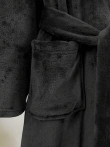 1件青少年男童毛绒连帽睡袍，深灰色，带2个大口袋，柔软法兰绒面料，质地光滑，冬季居家穿着舒适，适合家庭亲子装。 - 黑色 - 查看 6