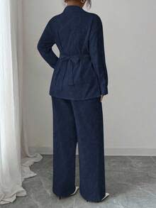 Modelyn 大码梭织成衣染色棉长袖裹身式上衣和直筒裤两件套，适合秋冬季穿着。 - 藏蓝色 - 查看 2