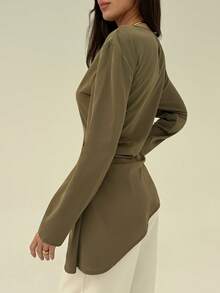 Aloruh 女士春季新款：休闲不对称下摆长袖船领衬衫，百搭优雅，适合日常通勤；绿色套头修身衬衫，适合办公室通勤；商务衬衫 - 軍綠色 - 查看 2