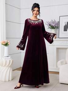 Al Najma Elegante vestido de terciopelo con cuello de barco, mangas acampanadas y cuentas, color vino tinto, para mujer, otoño/invierno - Burdeos - View 5
