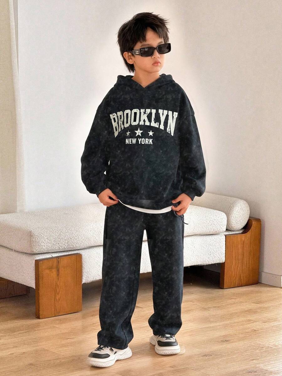 SHEIN 2 件青少年男孩休闲街头时尚韩版雪花连帽运动衫和纯色松紧腰运动裤套装,适合返校、生日、迎婴派对、节日派对、秋冬季 - 黑色 - 查看 1