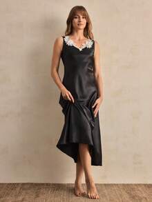 Charlaine Élégante robe de nuit longue en satin doux et soyeux, à coupe évasée, avec broderie de dentelle romantique, confortable pour la peau des femmes