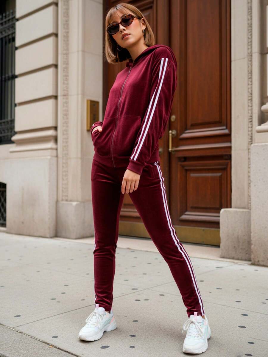 Conjunto de pants deportivo y casual para mujer, colores lisos, con líneas verticales en los laterales, tela tipo terciopelo de poliéster y spandex. pants sin bolsillos de ajuste regular con bota semi-entubada, talle de cintura natural. Sudadera deportiva, cuello redondo con capucha, silueta de ajuste regular, cierre con cremallera y bolsillos frontales tipo canguro funcionales. Muy fresco y cómodo, ideal para hacer deporte al aire libre, caminata en el parque o para ir al gimnasio. - Rojo violeta - Ver 1