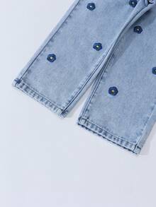 SHEIN ChillGRL Quần jeans bé gái, kiểu dáng thời trang, họa tiết bông tuyết, thêu hoa, cạp chun, ống đứng, màu xanh nhạt, đa năng, phù hợp cho mọi mùa, thích hợp mặc đi ăn trưa hoặc đi ăn tối. - Rửa nhẹ - Xem 6