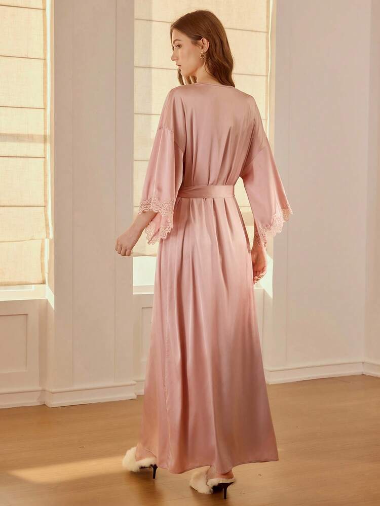 CONJUNTO DE CAMISOLA E ROUPÃO DE DORMIR COM RENDA ELEGANTE E CONTRASTANTE