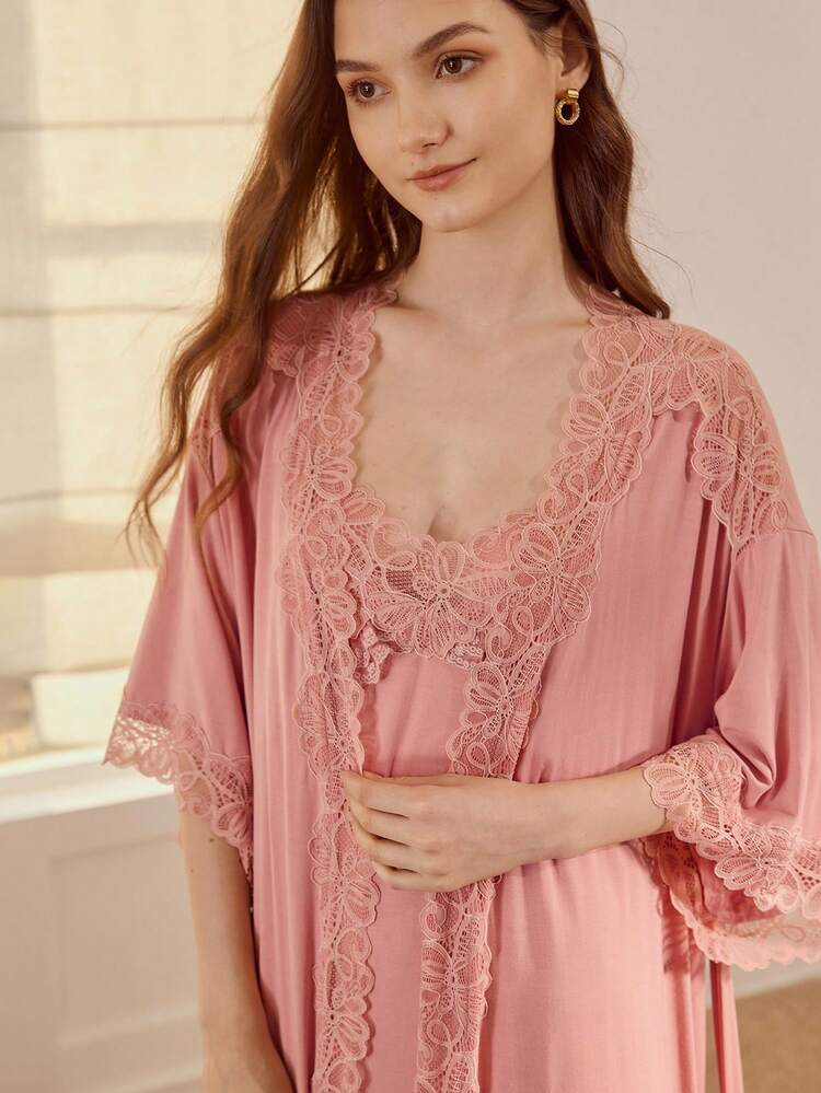 CONJUNTO DE PIJAMA COM ROBE DE RENDA CONTRASTANTE E CAMISOLA