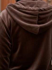 Conjunto de pants deportivo y casual para mujer, colores lisos, con líneas verticales en los laterales, tela tipo terciopelo de poliéster y spandex. pants sin bolsillos de ajuste regular con bota semi-entubada, talle de cintura natural. Sudadera deportiva, cuello redondo con capucha, silueta de ajuste regular, cierre con cremallera y bolsillos frontales tipo canguro funcionales. Muy fresco y cómodo, ideal para hacer deporte al aire libre, caminata en el parque o para ir al gimnasio. - Café integral - Ver 4