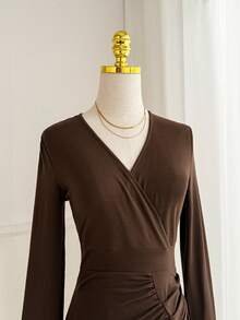 SHEIN LUNE V领褶皱紧身连衣裙，高弹面料 - 棕色 - 查看 7
