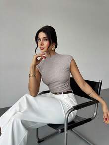 Firerie 女士卡其色高领荷叶袖修身背心，罗纹针织弹力短款上衣，褶皱腰身设计，修身版型，卡其色百搭基础款上衣，适合秋冬季、春夏秋冬叠穿，优雅百搭，通勤休闲日常穿着，简约时尚，亦可作为工作服。 - 卡其色 - 查看 7