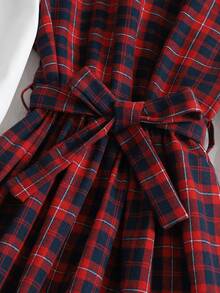 Sparklyn 这款复古风单件连衣裙采用红蓝白格纹图案，设计简洁时尚。宽大的荷叶边领口、对比鲜明的白色长款主教袖、腰间系带以及层叠荷叶边下摆，尽显优雅气质。中等厚度的无衬里梭织面料，修身剪裁，A字中长款设计，后背隐形拉链，方便穿脱。无论是周末早午餐、办公室休闲活动、都市漫步还是半正式聚会，都能轻松驾驭。尤其适合温暖的春日午后穿着。 - 紅色 - 查看 4