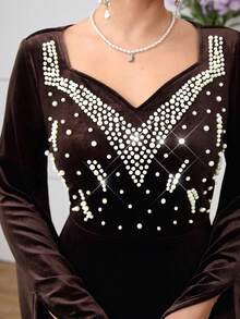 Al Najma 优雅巧克力棕色缀饰珍珠泡泡心形领喇叭袖丝绒女式连衣裙，秋冬款 - 棕色 - 查看 6