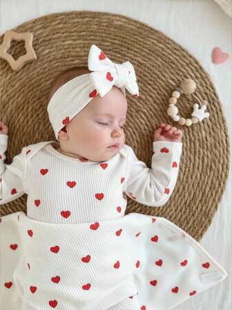 Set de 4 piezas de ropa de bebé recién nacido con mameluco de manga larga, pantalones, diadema y manta de envolver con estampado de corazón rojo en tela suave y cómoda de color blanco texturizado