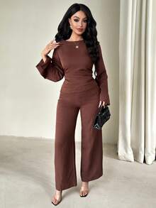 Chiquease Zweiteiliges Damen-Ensemble aus einfarbiger, brauner Bluse mit Bindegürtel, ausgestellten Ärmeln und gerader Hose (Modell "Meillard"). Geeignet für Frühling, Herbst und Winter, für den Alltag, Geschäftsverhandlungen, als Arbeitskleidung, Lehrerinnen-Outfit oder als Herbst-/Winteranzug.