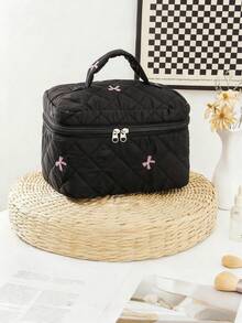 SHEIN Túi đựng mỹ phẩm du lịch, túi đựng đồ vệ sinh cá nhân có khóa kéo, thêu nơ, chần bông, chống thấm nước, nhẹ, dùng để sắp xếp đồ trang điểm, dung tích lớn, tiện dụng cho phụ nữ đi nghỉ mát, đồ dùng cần thiết trong phòng tắm. - màu đen - Xem 14