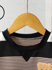 SHEIN Streecool Kids 2件組小男孩條紋花朵熊圖案舒適可愛休閒短袖T恤與短褲套裝 - 彩色 - 查看 6