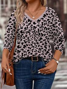 EMERY ROSE 复古粉色底豹纹V领长袖休闲基础款大码T恤，秋冬款 - 彩色 - 查看 3