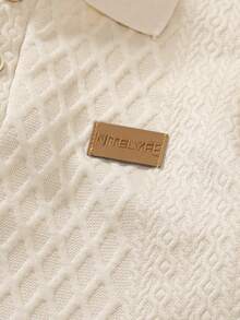 SHEIN Streecool Kids 一件男童米色 Polo 衫，领口和袖口饰有黑色滚边，增添细节感；菱形纹理图案提升质感；左胸饰有创意“皮革贴片”设计；适合商务休闲、通勤、半正式社交活动和学校穿着。 - 米色 - 查看 4