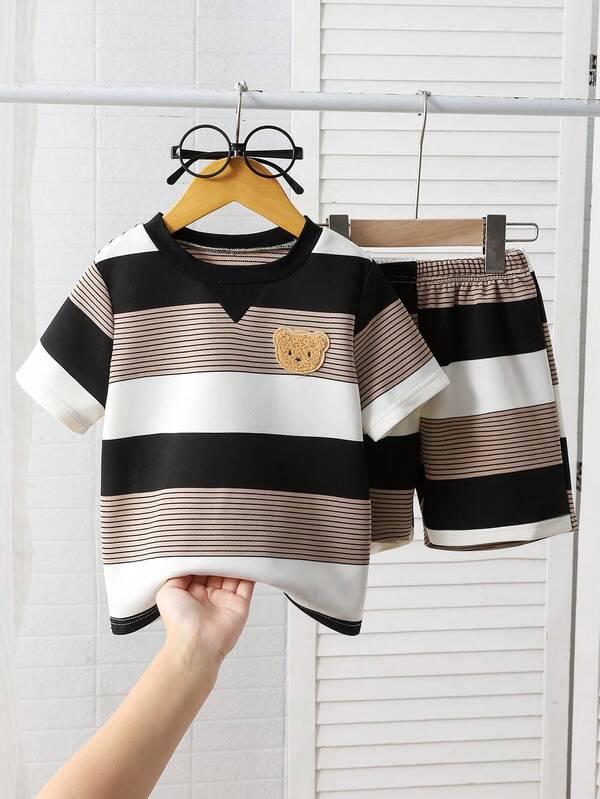 SHEIN Streecool Kids 2件套幼儿男童条纹花卉小熊图案舒适可爱休闲短袖T恤和短裤套装