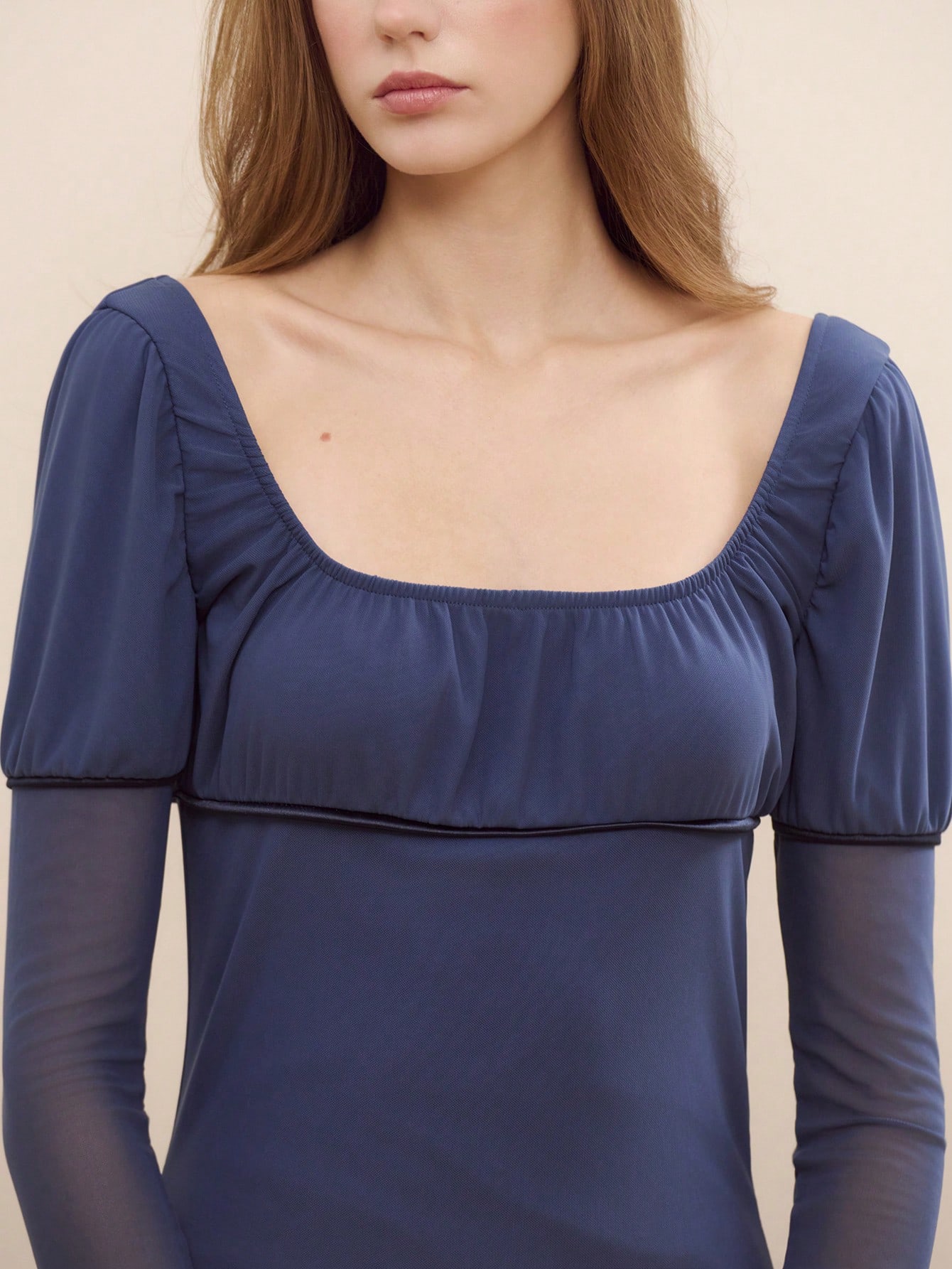 Granatowa dopasowana sukienka midi z siateczki z marszczonym dekoltem i małą satynową kokardką, eleganckie długie rękawy jesień-zima