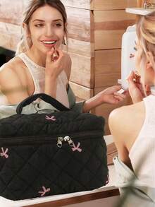 SHEIN Túi đựng mỹ phẩm du lịch, túi đựng đồ vệ sinh cá nhân có khóa kéo, thêu nơ, chần bông, chống thấm nước, nhẹ, dùng để sắp xếp đồ trang điểm, dung tích lớn, tiện dụng cho phụ nữ đi nghỉ mát, đồ dùng cần thiết trong phòng tắm. - màu đen - Xem 4