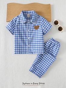 Cozy Pixies 2 pièces Ensemble cardigan à col châle et short à taille élastique avec motif ours de bébé garçon, tenue à carreaux - Bleu et Blanc - Voir 3