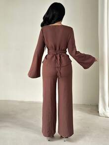 Chiquease Zweiteiliges Damen-Ensemble aus einfarbiger, brauner Bluse mit Bindegürtel, ausgestellten Ärmeln und gerader Hose (Modell "Meillard"). Geeignet für Frühling, Herbst und Winter, für den Alltag, Geschäftsverhandlungen, als Arbeitskleidung, Lehrerinnen-Outfit oder als Herbst-/Winteranzug.