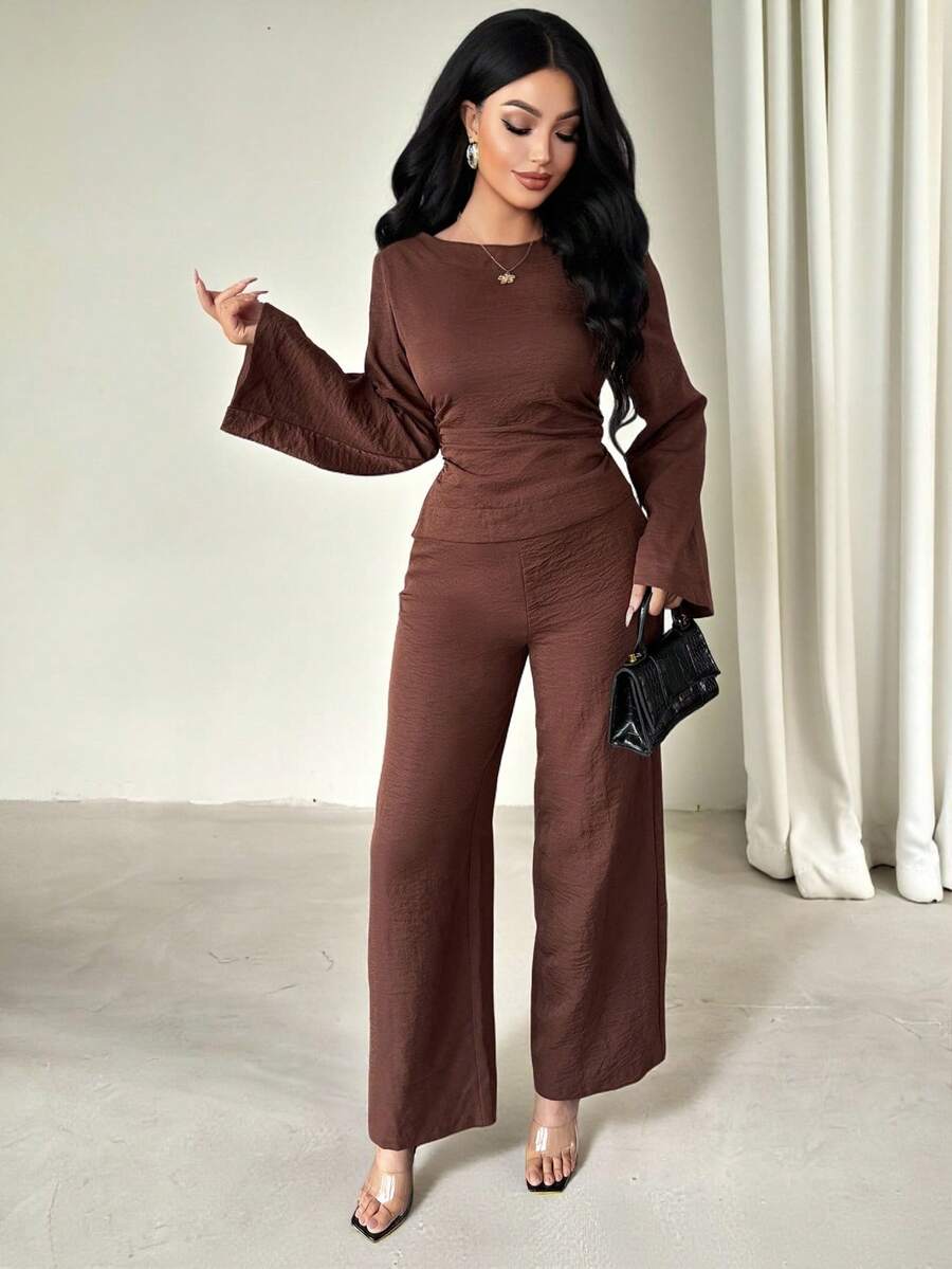 Chiquease Zweiteiliges Damen-Ensemble aus einfarbiger, brauner Bluse mit Bindegürtel, ausgestellten Ärmeln und gerader Hose (Modell "Meillard"). Geeignet für Frühling, Herbst und Winter, für den Alltag, Geschäftsverhandlungen, als Arbeitskleidung, Lehrerinnen-Outfit oder als Herbst-/Winteranzug.