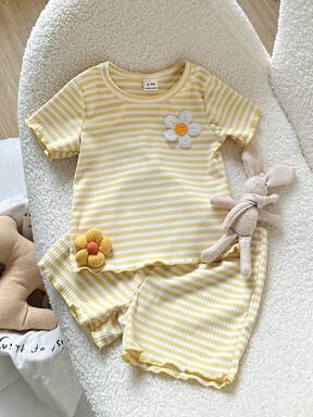 Playful Pals Ensemble 2 pièces pour tout-petites filles, printemps/été. T-shirt à manches courtes côtelé avec fleurs brodées mignonnes et short assorti. Convient pour la maison, les sorties, les fêtes