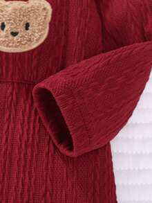 新生儿长袖连体衣、围兜和帽子三件套，针织提花面料，饰有可爱小熊刺绣