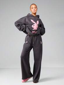 Missguided x Playboy 宽腿水洗运动裤，饰有品牌标志印花，适合休闲居家服和街头服饰穿着。 - 深灰色 - 查看 5