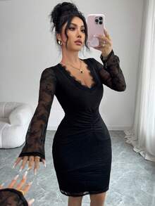 Modelyn 女士V领蕾丝边饰腰部褶裥修身长袖开衩连衣裙 - 黑色 - 查看 1