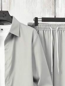 Manfinity Homme 男士休闲纯色两件套衬衫长裤套装，秋季男士休闲上衣和裤子套装，男士休闲套装，男士两件套西装，男士灰白套装，男士衬衫套装，复古风格，适合日常休闲、周末旅行、户外活动、探险旅行、轻松的工作环境或半正式场合，可作为男友/丈夫礼物、周年纪念/生日礼物、派对礼物、圣诞节礼物、新年礼物。 - 淺灰色 - 查看 3