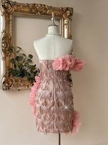 Lovelzi Elegante y lujoso vestido de fiesta mini ajustado con cuello en V, manga de un hombro, bordado de lentejuelas rosa claro, empalme con flecos y organza con estructura 3D - Rosa Pálido - Ver 4