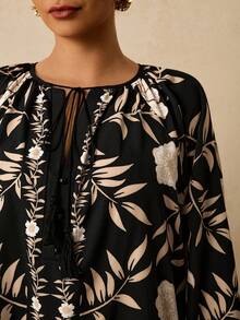Travachic 大码女式黑色花卉印花长袖衬衫，V领流苏系带图案上衣 - 黑色 - 查看 4