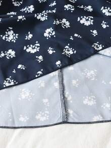SHEIN 这款女童长袖拼接针织连衣裙，采用藏蓝色罗纹针织面料，泡泡袖设计，藏蓝色下摆饰以白色碎花，腰间点缀蝴蝶结。整体风格融合了针织的柔软质感和碎花的甜美气息，修身剪裁，适合返校和日常穿着。 - 藏蓝色 - 查看 7