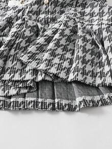 SHEIN Váy Jacquard dệt kim họa tiết hoa cỡ lớn và cỡ nhỏ dành cho nữ toát lên vẻ ngọt ngào, thanh lịch, dễ thương, sang trọng, lãng mạn và quyến rũ. Thiết kế nổi bật với họa tiết caro răng sói đen trắng kết hợp với nơ trắng lớn trang trí. Váy gồm tay dài và chân váy ngắn xếp ly. Độ dày tiêu chuẩn, không có chất liệu độn. - Màu tím hoa cà - Xem 7